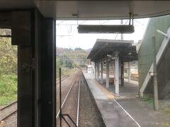 金沢15:41⇒富山16:39に乗車。
写真は「倶利伽羅駅」到着時のものです。
途中下車して近くの古戦場にも寄りたいのですが、そこまでの足も時間もありません。
電車旅の不便なところです。
