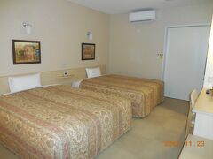 今日のお宿は、最近お気に入りの旅籠屋。
大きなベッドがドーン！！