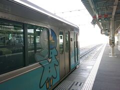 八戸駅の「青い森鉄道」のホーム。
なんと２個車両の電車。
ここから野辺地駅まで約1時間の旅。

