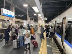 【その１】からのつづき

今回は「北陸ロマン」チャイムが聞きたいというのが第一目的。
それを確実に聞くために、特急サンダーバード号に乗って、金沢駅に着いた。