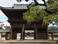 　周防国分寺の山門。堂々とした建築だ