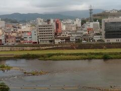 10月11日の朝です。川向こうに津山の街並みが広がります。