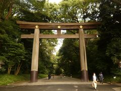 今回の冬旅の出発地点は、明治神宮です。

写真は、原宿駅に近い明治神宮の大鳥居です。

この鳥居を潜り、北に進み、宝物殿に向かいます。