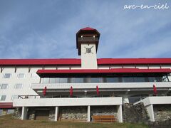 畳まれたパラソルが並んでいるところが、カフェテラス。
その上階のガラス窓のお部屋が、昨日利用したラウンジ。