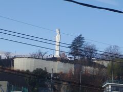 韮崎駅停車中に見えた観音像（平和観音）