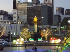 岐阜駅到着。
（表紙写真）黄金の信長像
翌朝早く岐阜始発の高山行に乗るには岐阜駅前が便利だし、名古屋よりホテルの相場が安いので岐阜泊にしました。