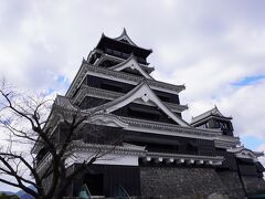 そしてメインの熊本城へ！！

行ってみたいお城の一つだった熊本城。
日本百名城のスタンプ集めを始めた頃、地震があり復興がはじまりました。
せっかくなら完成した頃いきたい！と思って数年。
ようやく天守閣の公開が始まったと言うことで訪れました。