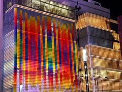 夜のエルメスを眺めつつ、
独りホテルに向かう。