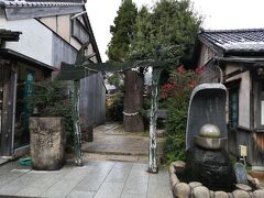 妖怪 神社 ここは写真スポットでみんな記念写真を撮っていた