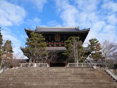 最初の目的地「金戒光明寺」通称“黒谷さん” に到着。1時間400円の駐車場に停めて速歩き(笑)
こちらは「紅葉の時期がオススメで花手水がキレイ」と京大卒の同僚に教えてもらって急きょ寄ることにしました。