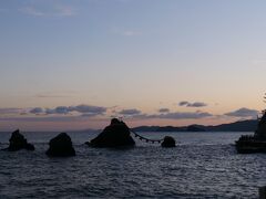 朝焼け前、二見浦のシンボル・夫婦岩が見えてきました。
やはり日の出を見るためにたくさんの観光客が来ていました。
