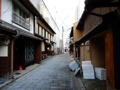 　　　早朝の膏薬辻子（こうやくのずし）

　　　路地には懐石料理のお店もあったけど、私には無縁(泣)
