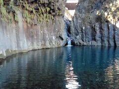 バス停から、少し山の方へ歩き、河原に降りると屏風岩が見られます。水も深い青がきれいです。