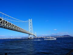 明石海峡大橋淡路側から
青空に船、白い橋のコントラストが素敵！