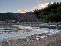 車を旅館に停めれたので、渡月橋を渡って嵐山を散策。
帰省時の手土産のお漬物などを購入。