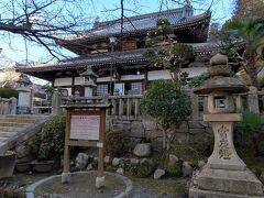 神社の隣に立派な温泉寺が構える。梵鐘は有馬六景。