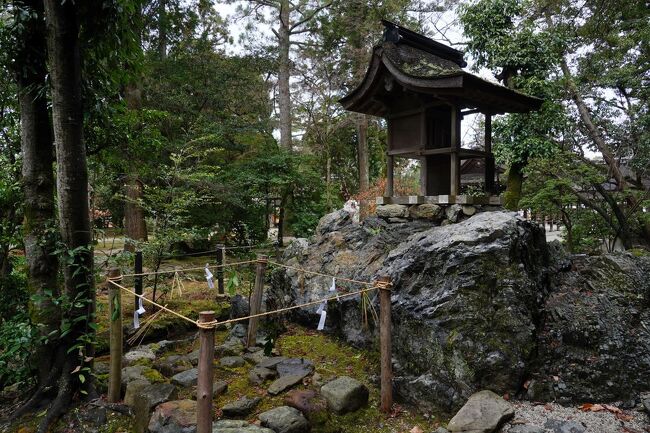 摂社賀茂山口神社の脇を通ると、その先に岩の上に鎮座する小さな社があった。交通安全に御利益がある岩本神社と言う社だそうだが、個人的には、その下の岩の方に興味がある。古来より、大きな岩は神の依り代とされているので、この岩も昔は磐座だったと考えられる。その上に社を載せるのは、いかがなものだろう。
