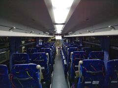 コロナも落ち着いてきて混んでいると思っていたが、定員に半数も満たず。ゆったりとした配席です。