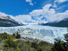 そしてペリトモレノ展望台へ。いちばんおとなしめのツアーを選んだのですが、予想以上で最高でした。イグアスの滝とならぶアルゼンチンを代表する観光地なだけありました。何より天気が最高でした。日差しは真夏の強烈さで、氷河から吹き下ろす風は冬の冷たさでした。