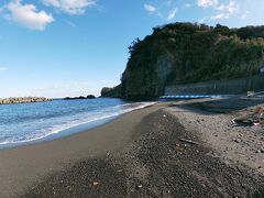 13：44
日の出浜に到着。大島のビーチは黒かったです。
夏はここで海水浴ができます。