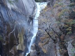 昇仙峡観光のハイライト「仙娥滝」。水量は少ない時期だがごうごうと音を立てて流れ落ちていた
