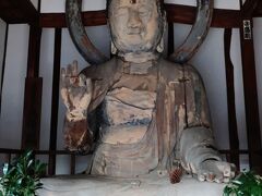 　源平合戦で焼失した東大寺の再建を託された重源上人がこの地で建立した大仏とされる。姿はよろしくないが、上人は大仏を建立することでこの地に奈良の大仏の威光を知らしめて、東大寺再建をスムーズに進めようとしたのかもしれない。