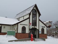 11:15  渡島当別着
対向列車が来る22分の空白を利用して、下車してみることに。
なぜ下車したかといふと、『トラピスト修道院』を模した駅舎もそうなんですが、『郵便局併設』なんですよ！
仙台、泉中央も'郵便局併設'といいたいところだが、あれは巨大な構内の一角を間借りしてる印象で、同じタイプだと江見駅（千葉）とか。
本日は窓口も開いているので、風景印も収集。