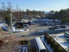 路肩には雪がありますが、無事に到着しました。

秋には紅葉で真っ赤だったもみじも枯れてしまい、寒そうです。