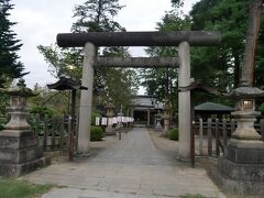 上杉鷹山公之像のすぐ横には松岬（まつがさき）神社。
像の横に神社があるというより、この神社は上杉鷹山公を祀っている神社なのでこの神社があるから上杉鷹山公之像があるといった方が正解か。