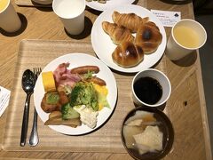 ネットでホテルを予約するとき朝食付きプランがなく，コンビニ調達で済まそうと思っていましたが，ホテルの1階にある「カフェ UGUISU(うぐいす)」がとても良さげな雰囲気でしたので朝食(ブッフェ 1,400円/人)を食べてみることにしました．
朝，混雑していたもののなんとか入り込むことができました．
みさぱぱのメニュー，パンは妻との二人分です．ちなみにここの珈琲はとても美味しかったので，後日，スタッフさんに尋ねたらエチオピア イルガチェフェ産の豆だと教えてもらいました．
