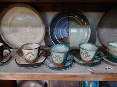 午後は買い物。上原まで来たので、趣味の陶器を買いに。
西表島の粘土を使ったカップやお皿を購入。ヤエヤマヒルギが描かれた茶碗やマグカップは素敵です。
