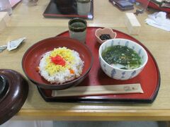 ゆず酢を使ったちらし寿司「かきまぜ」とうどんのセットをいただきました。
「かきまぜ」は、ハレの日のご馳走として昔からこの地域で作られてきた料理で、ゆず酢が効いた素朴な味でした。