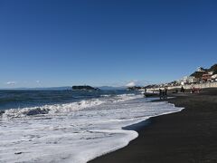 七里ガ浜。

砂浜と富士山。