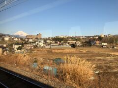 丹那トンネルを抜けると、雲１つない富士山が現れました。
