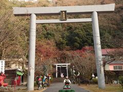 チェックインの前に少し立ち寄り桃太郎神社へ
隣は桃太郎公園もあります。桜の時期はとてもキレイだそうです。
一の鳥居には、桃太郎の家来である猿が鎮座しています。