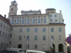 街の中心の観光は、まずビリニュス大学。ここに見えてる塔(天文の塔)にも上りましたよ♪