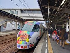 愛媛の八幡浜駅から乗ったアンパンマン号の特急列車