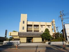 他に立ち寄りたい場所もなかったのでまだ3時過ぎですが今宵のお宿、千倉温泉千倉館へチェックインしました。
房総は基本、「日帰りで遊びにくる場所」なので、泊りだと時間たっぷりでのんびりゆったりな旅程を組めます。
コロナのステイホームで1日遊ぶ体力・持久力が激減しているから、このくらい時間に余裕がある方がちょうどいいです。