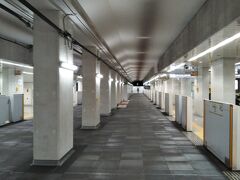 豊洲駅に戻りました。地下鉄の駅は地下宮殿のよう。