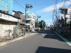 東武野田線の大宮公園駅の北側の道路の様子です。

商店街が少しありますが、周囲は、ほとんどが閑静な住宅街です。