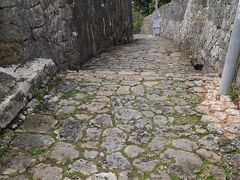 琉球王国時代に作られた石畳の古道で、現存しているのはこの首里金城町にある約300ｍ区間のみとなっていますが、日本の道１００選の１つです。