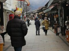 若返りの水があったり、お土産やタイ焼きやがあったり。