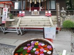 お寺の中に神社。
こちらは水御籤とかあってちょっと観光客ウェルカムな雰囲気。