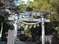 「久礼八幡宮」の参道入り口です。
反対側（海側）へ行くと、「純平タワー」南側の駐車場です。