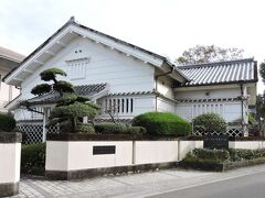 「中土佐町立美術館」です。
土蔵のような外観の美術館です。