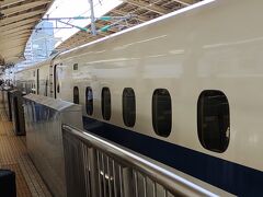 新幹線の車内へ入ると、いよいよ旅行が始まる気分になれます。