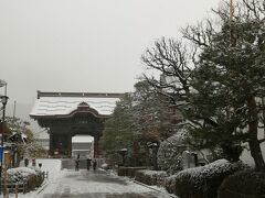 駅に出て、善光寺まで路線バスの旅
運賃150円。
大門で降りて、仁王門が見えてきました。