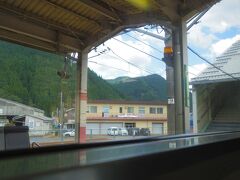 次の根雨駅です。この駅に停車する特急「やくも」もあります。みどりの窓口もある有人駅です。