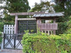 嵯峨天皇皇女有智子内親王陵墓がありました。
有智子内親王は第52代嵯峨天皇の第8皇女に当たる方で、日本史上数少ない女性漢詩人の一人。宮内庁が管理している場所なので入場することはできませんが、柵の外から中をのぞくことはできました。