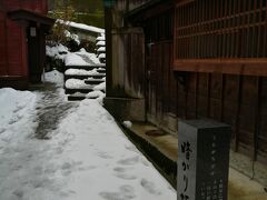 暗がり坂を下りました。
雪が積もり、滑りそう。
あかり坂は見忘れました。